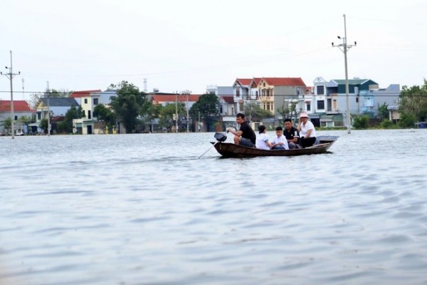 Những lớp học sơ tán sau bão lũ