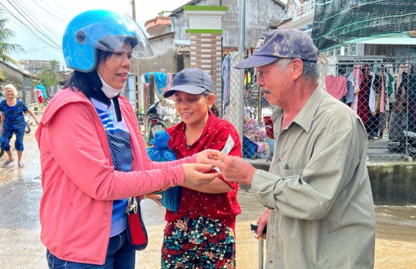 Những nhà giáo vì người dân vùng lũ