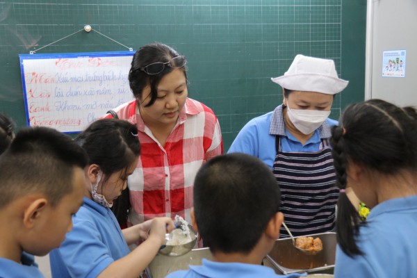 Nỗi lo bữa ăn bán trú