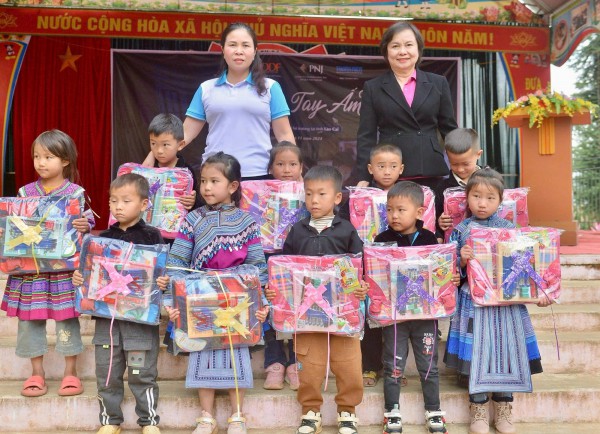 'Nối vòng tay ấm' mang hơi ấm lên vùng cao