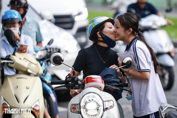 Nụ cười và nước mắt của sĩ tử TP.HCM sau môn toán tuyển sinh lớp 10
