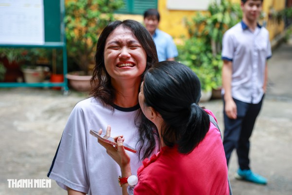 Nụ cười và nước mắt của sĩ tử TP.HCM sau môn toán tuyển sinh lớp 10