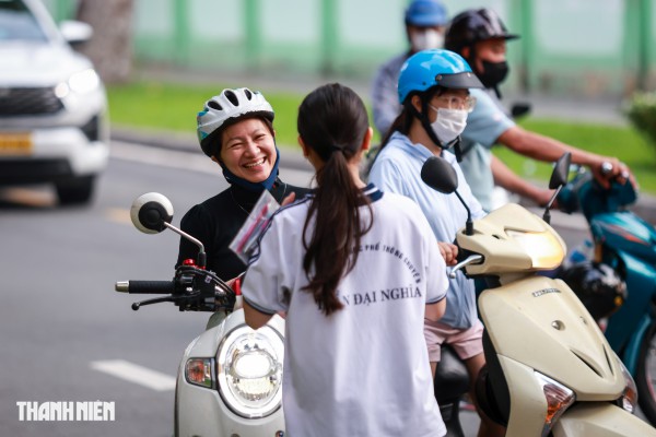 Nụ cười và nước mắt của sĩ tử TP.HCM sau môn toán tuyển sinh lớp 10