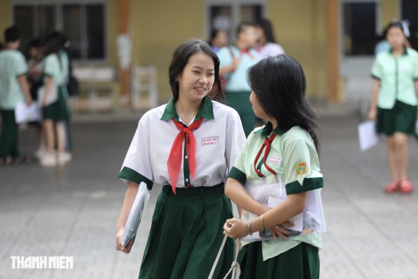Nụ cười và nước mắt của sĩ tử TP.HCM sau môn toán tuyển sinh lớp 10