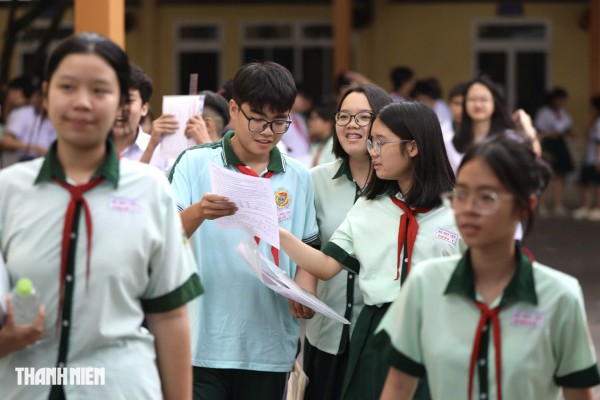 Nụ cười và nước mắt của sĩ tử TP.HCM sau môn toán tuyển sinh lớp 10