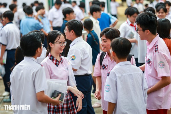 Nụ cười và nước mắt của sĩ tử TP.HCM sau môn toán tuyển sinh lớp 10