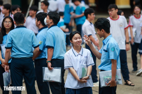 Nụ cười và nước mắt của sĩ tử TP.HCM sau môn toán tuyển sinh lớp 10