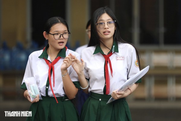 Nụ cười và nước mắt của sĩ tử TP.HCM sau môn toán tuyển sinh lớp 10