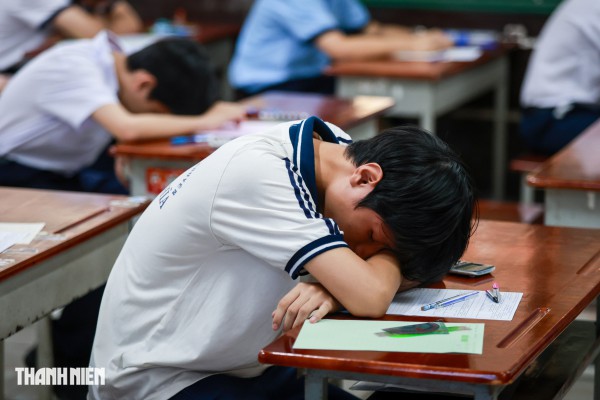 Nụ cười và nước mắt của sĩ tử TP.HCM sau môn toán tuyển sinh lớp 10