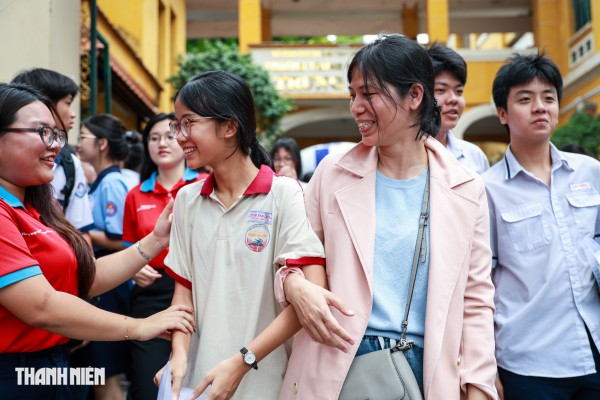 Nụ cười và nước mắt của sĩ tử TP.HCM sau môn toán tuyển sinh lớp 10