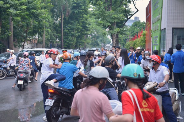 Nữ sinh Hà Nội ngồi xe lăn vào phòng thi tốt nghiệp THPT