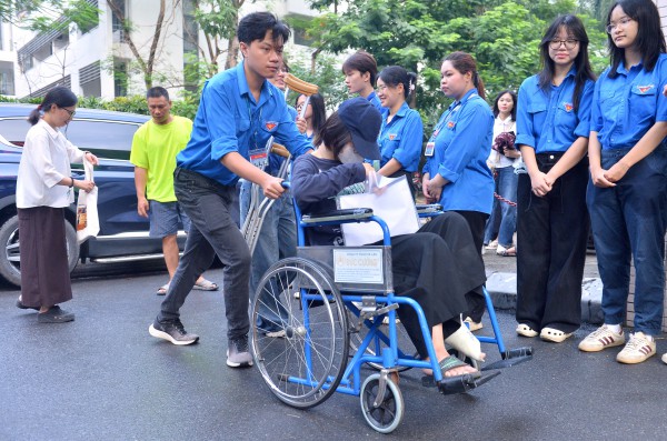 Nữ sinh Hà Nội ngồi xe lăn vào phòng thi tốt nghiệp THPT
