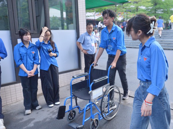 Nữ sinh Hà Nội ngồi xe lăn vào phòng thi tốt nghiệp THPT