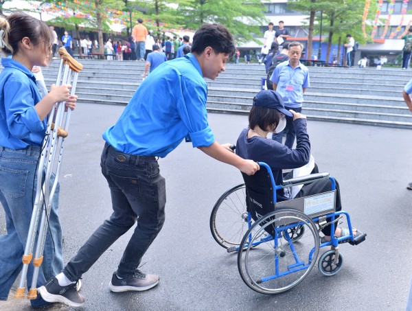 Nữ sinh Hà Nội ngồi xe lăn vào phòng thi tốt nghiệp THPT