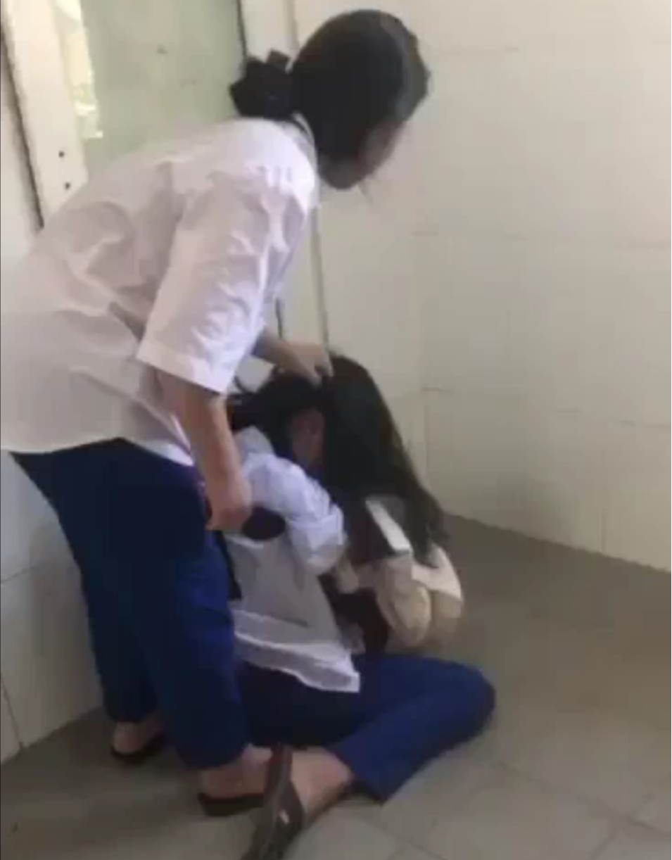 Nữ sinh Quảng Trị bị bạn đánh, bắt quỳ, cởi áo trong nhà vệ sinh