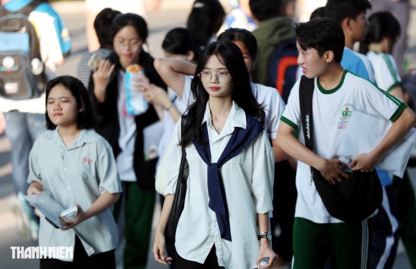 Nữ sinh TP.HCM tươi tắn, tự tin trước kỳ thi đánh giá năng lực