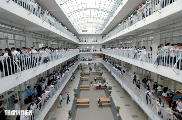 Nữ sinh TP.HCM tươi tắn, tự tin trước kỳ thi đánh giá năng lực