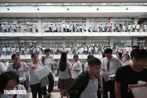 Nữ sinh TP.HCM tươi tắn, tự tin trước kỳ thi đánh giá năng lực