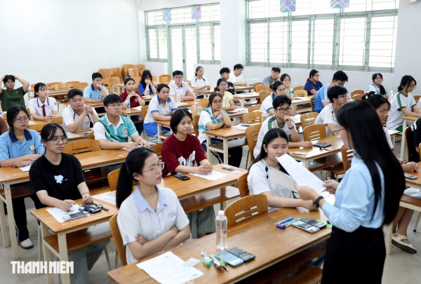 Nữ sinh TP.HCM tươi tắn, tự tin trước kỳ thi đánh giá năng lực