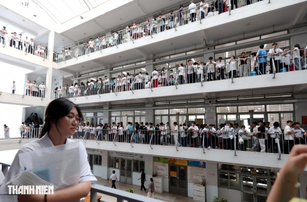 Nữ sinh TP.HCM tươi tắn, tự tin trước kỳ thi đánh giá năng lực