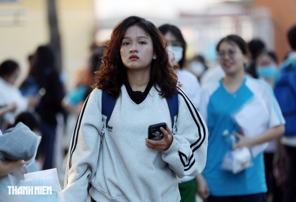 Nữ sinh TP.HCM tươi tắn, tự tin trước kỳ thi đánh giá năng lực