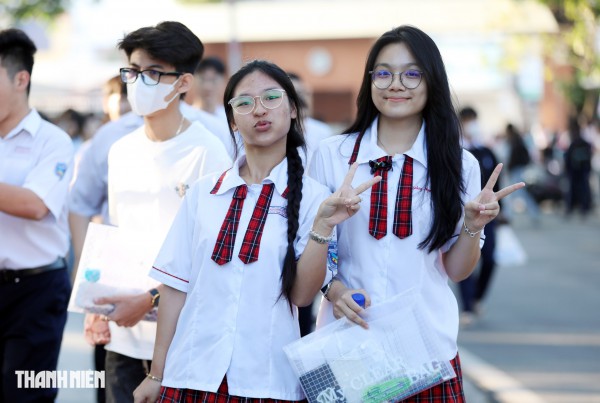 Nữ sinh TP.HCM tươi tắn, tự tin trước kỳ thi đánh giá năng lực