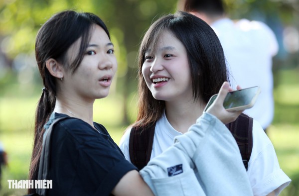 Nữ sinh TP.HCM tươi tắn, tự tin trước kỳ thi đánh giá năng lực