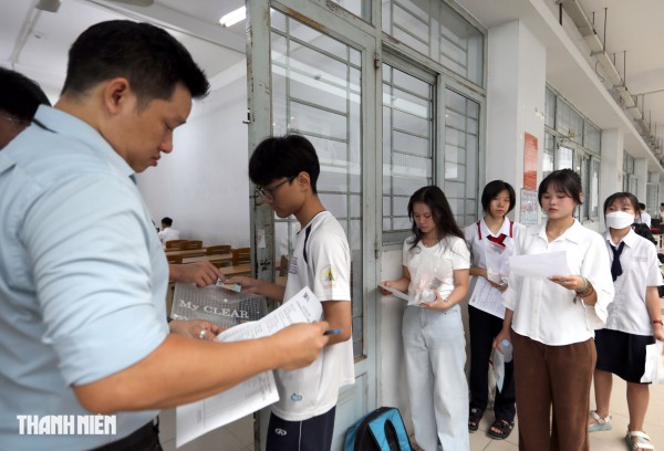 Nữ sinh TP.HCM tươi tắn, tự tin trước kỳ thi đánh giá năng lực