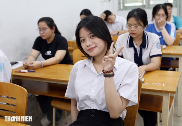 Nữ sinh TP.HCM tươi tắn, tự tin trước kỳ thi đánh giá năng lực