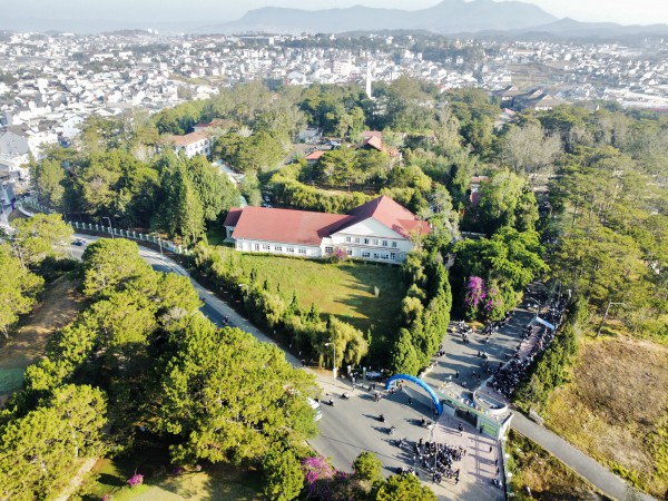 Nữ sinh Đà Lạt đẹp tinh khôi ở thành phố trong sương