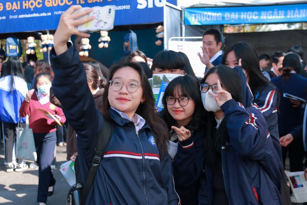 Nữ sinh Đà Lạt đẹp tinh khôi ở thành phố trong sương