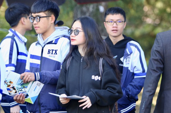 Nữ sinh Đà Lạt đẹp tinh khôi ở thành phố trong sương