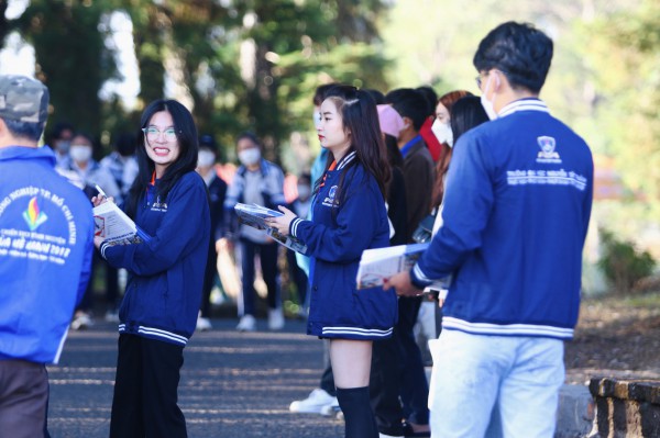 Nữ sinh Đà Lạt đẹp tinh khôi ở thành phố trong sương