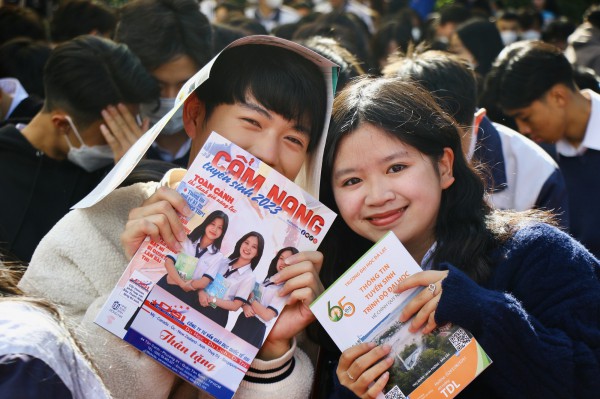 Nữ sinh Đà Lạt đẹp tinh khôi ở thành phố trong sương