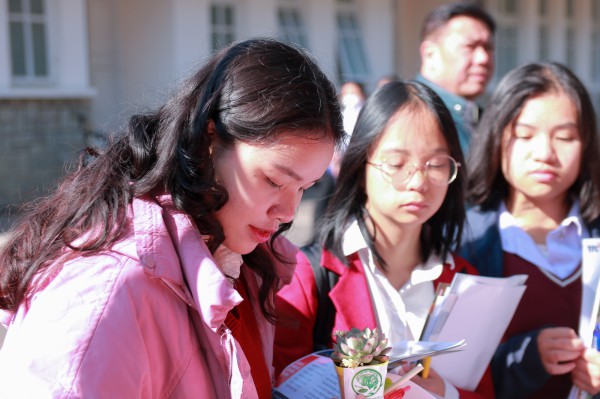 Nữ sinh Đà Lạt đẹp tinh khôi ở thành phố trong sương