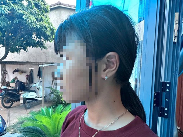 Nữ sinh lớp 6 bị đánh hội đồng, ép quỳ gối xin lỗi giữa đường Nữ sinh lớp 6 bị đánh hội đồng, ép quỳ gối xin lỗi giữa đường