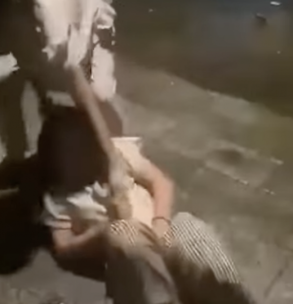 Nữ sinh lớp 7 bị đánh hội đồng, lột áo kéo lê trên đường... gây phẫn nộ