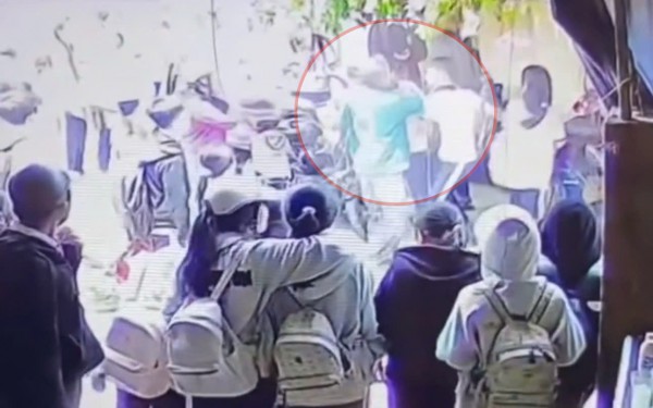 Nữ sinh lớp 7 bị nhóm nam sinh đánh hội đồng trước cổng trường Nữ sinh lớp 7 bị nhóm nam sinh đánh hội đồng trước cổng trường