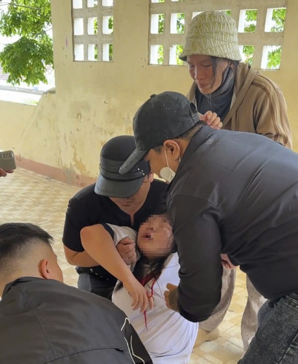 Nữ sinh lớp 7 bị nhóm nam sinh đánh hội đồng trước cổng trường Nữ sinh lớp 7 bị nhóm nam sinh đánh hội đồng trước cổng trường