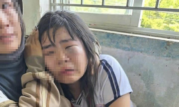 Nữ sinh lớp 7 bị nhóm nam sinh đánh hội đồng trước cổng trường: Công an vào cuộc Nữ sinh lớp 7 bị nhóm nam sinh đánh hội đồng trước cổng trường: Công an vào cuộc