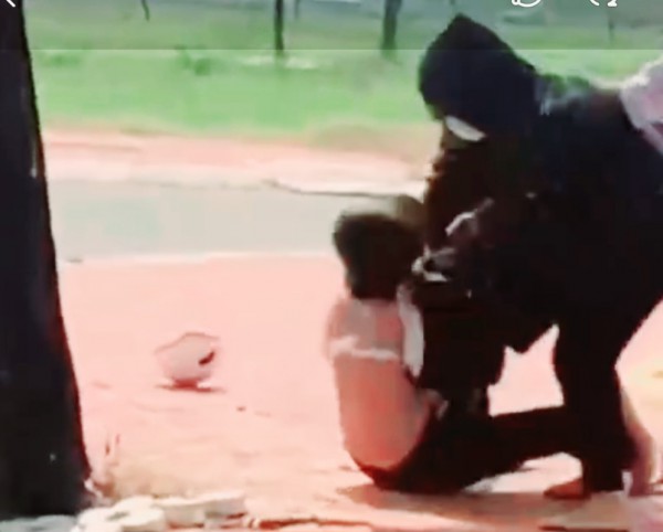 Nữ sinh lớp 8 bị đánh hội đồng, lột áo giữa công viên Nữ sinh lớp 8 bị đánh hội đồng, lột áo giữa công viên