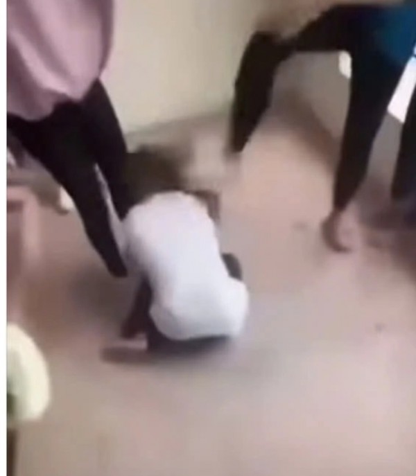 Nữ sinh lớp 8 bị đánh hội đồng trước sự 'cổ vũ' của bạn học Nữ sinh lớp 8 bị đánh hội đồng trước sự 'cổ vũ' của bạn học