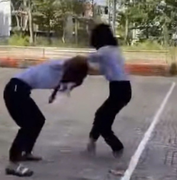 Nữ sinh lớp 8 đánh nữ sinh lớp 6: 'Bồ tao sao mày tỏ tình'