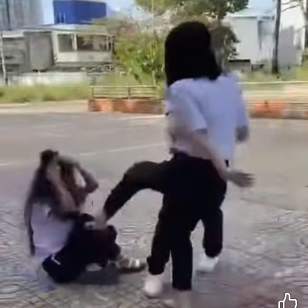 Nữ sinh lớp 8 đánh nữ sinh lớp 6: 'Bồ tao sao mày tỏ tình'