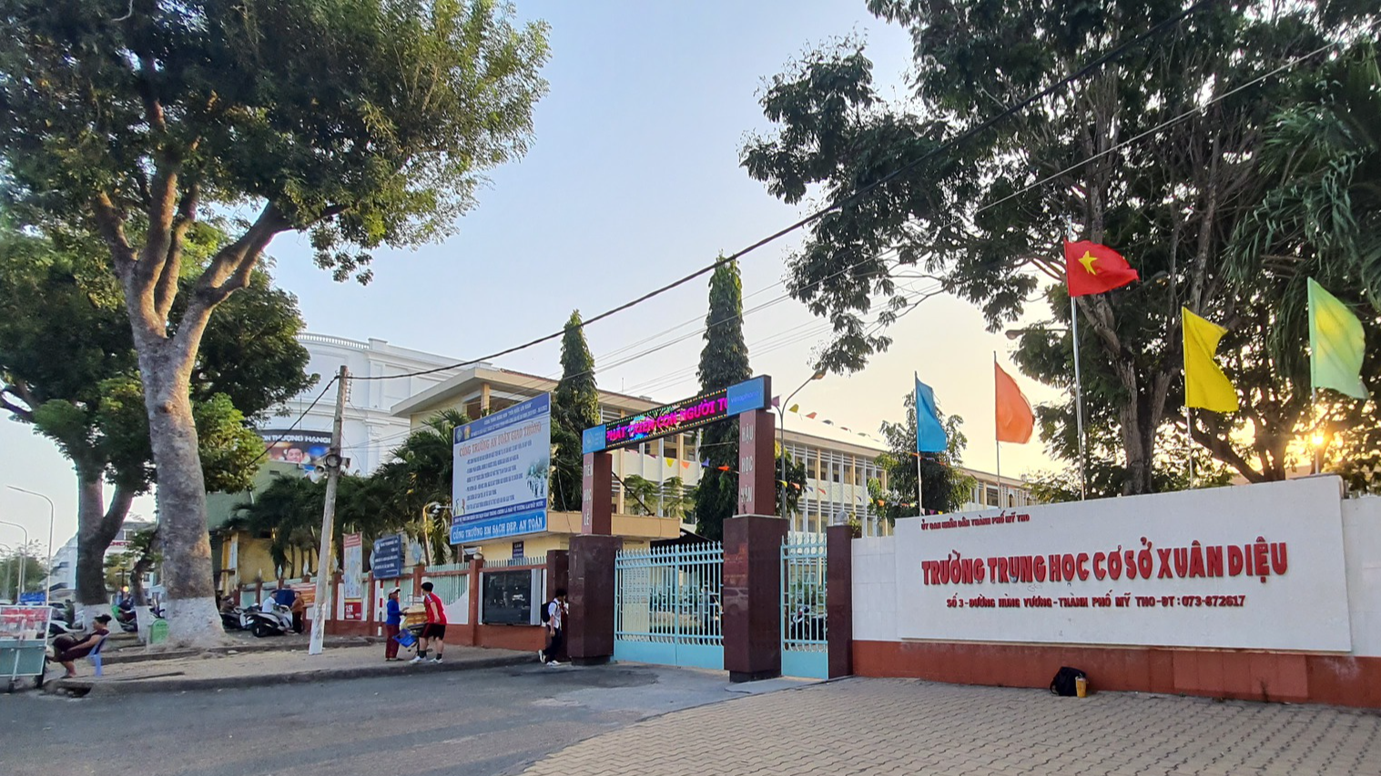 Nữ sinh lớp 8 tạo Facebook ảo vu khống thầy giáo Nữ sinh lớp 8 tạo Facebook ảo vu khống thầy giáo