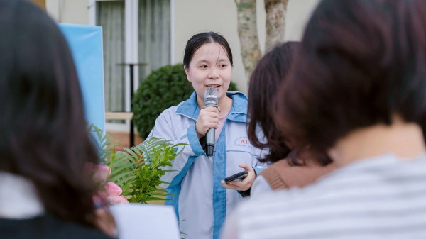 Nữ sinh trường chuyên Lam Sơn giành học bổng Mỹ trị giá 10,8 tỉ đồng Nữ sinh trường chuyên Lam Sơn giành học bổng Mỹ trị giá 10,8 tỉ đồng