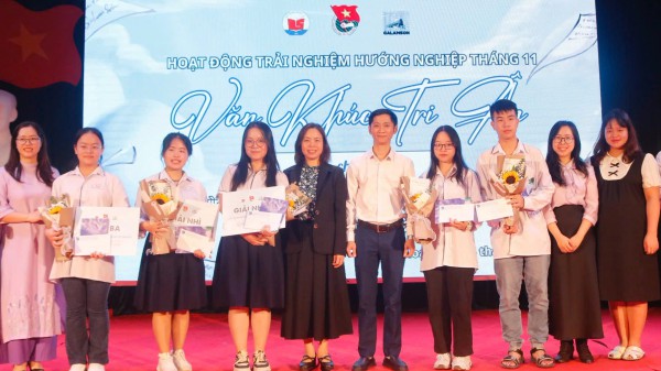 Nữ sinh trường chuyên Lam Sơn giành học bổng Mỹ trị giá 10,8 tỉ đồng Nữ sinh trường chuyên Lam Sơn giành học bổng Mỹ trị giá 10,8 tỉ đồng