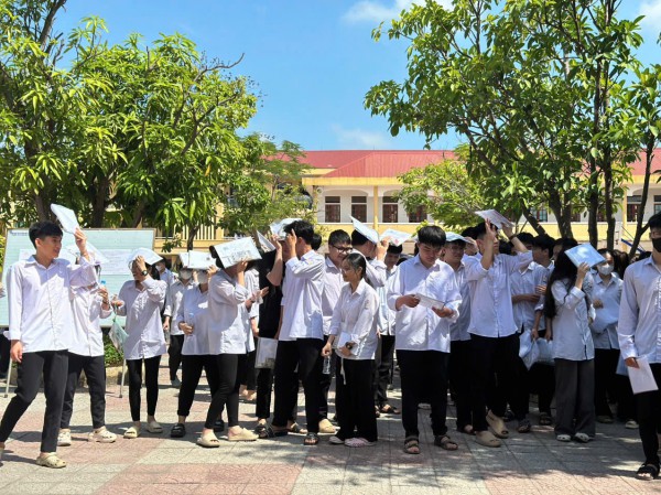 Nữ thí sinh ngất xỉu giữa sân trường sau giờ thi ngữ văn Nữ thí sinh ngất xỉu giữa sân trường sau giờ thi ngữ văn