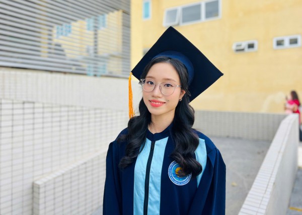 Nữ thủ khoa đầu ra Trường ĐH Kinh tế Huế chia sẻ 'công thức' đạt điểm cao Nữ thủ khoa đầu ra Trường ĐH Kinh tế Huế chia sẻ 'công thức' đạt điểm cao