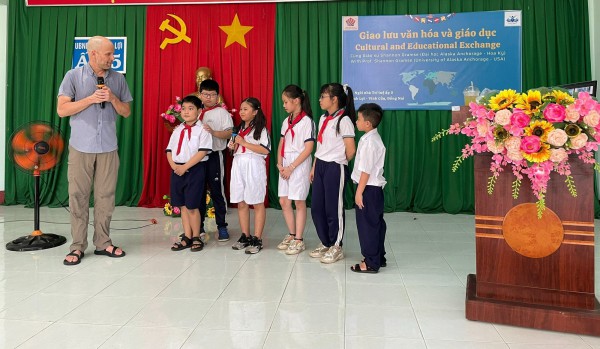 PGS đến từ Mỹ giải đáp phương pháp học tiếng Anh tại Ngôi nhà trí tuệ